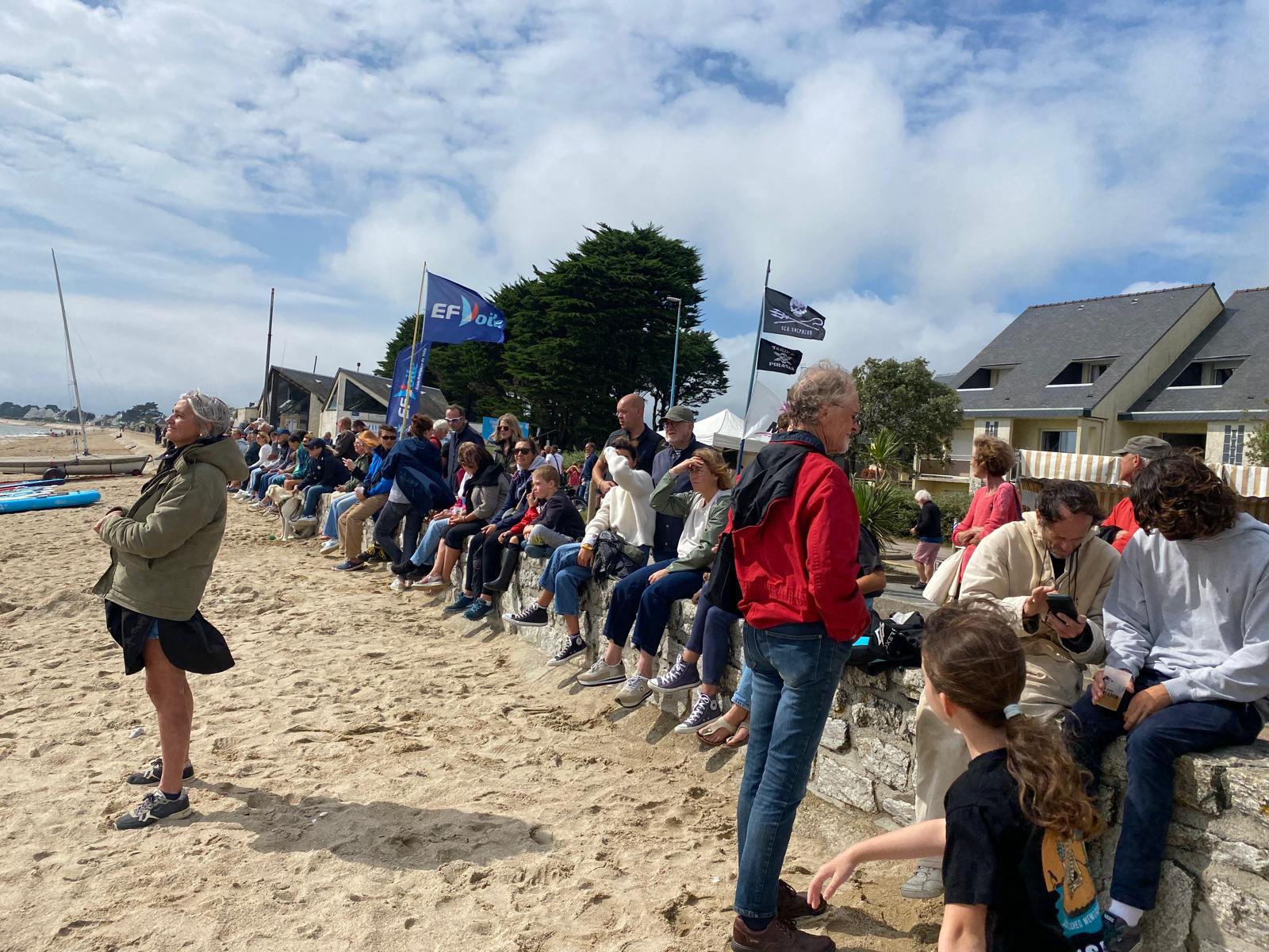 personnes flanants au bord de la plage